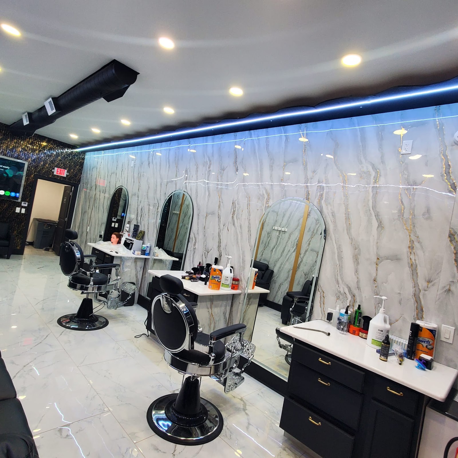 CAMPAU CUTS barber shop in Hamtramck