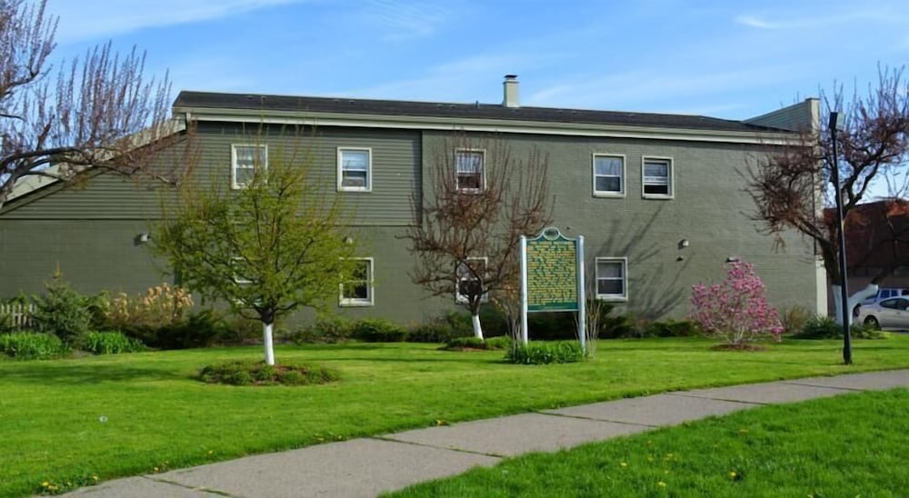 Veterans Park Hotel — photo